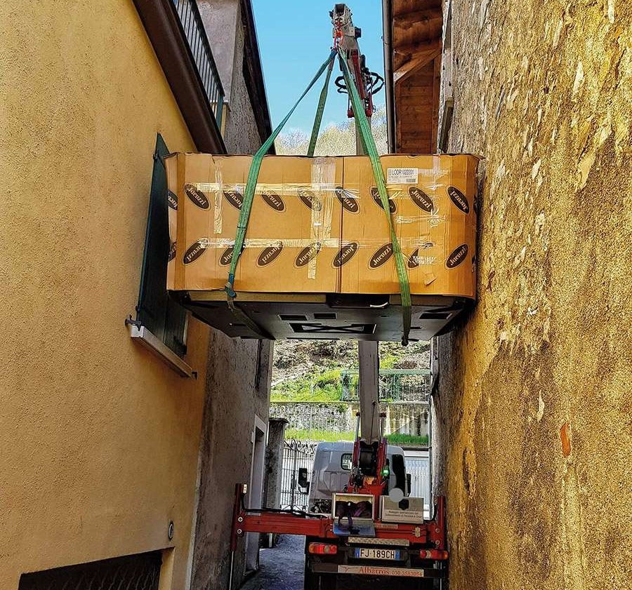 Compact and mobile auto crane